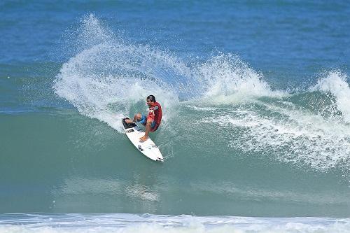 Surfista de Guarujá venceu as categorias mirim e júnior e também garantiu a sua primeira nota dez / Foto: Munir El Hage